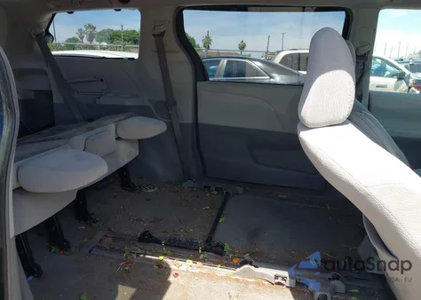 2011 Toyota Sienna Le V6 z USA, uszkodzony, nr VIN 5TDKK3DC5BS138299